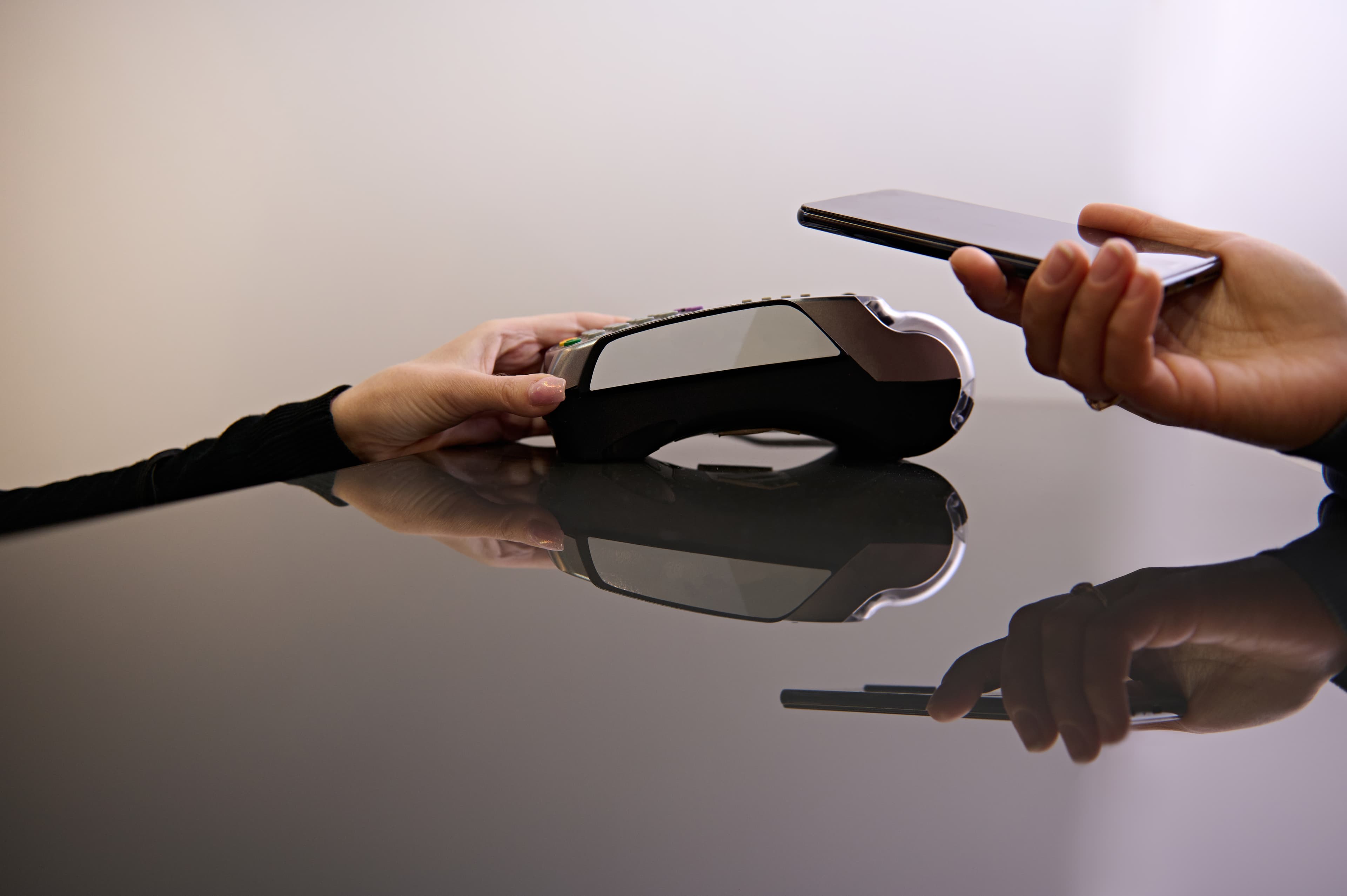 Contactless payment with smartphone and card
